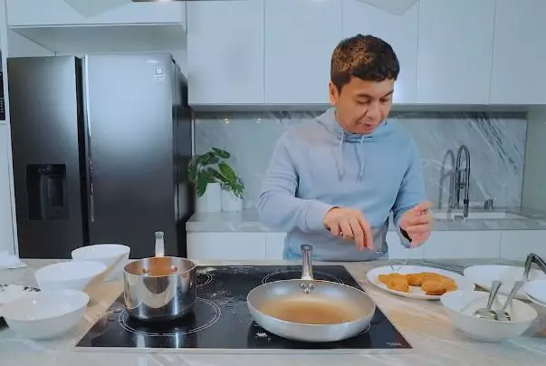 Momen heboh Raditya Dika masak © YouTube/Raditya Dika