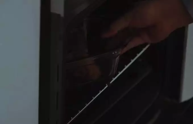 Momen heboh Raditya Dika masak © YouTube/Raditya Dika