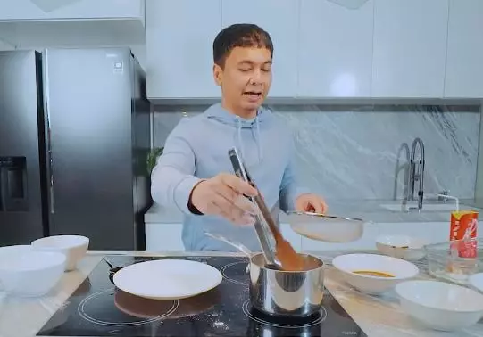 Momen heboh Raditya Dika masak © YouTube/Raditya Dika