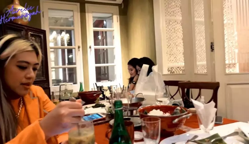 Aurel buka bersama dengan teman SMA © 2021 brilio.net YouTube Aurel buka bersama dengan teman SMA © 2021 brilio.net YouTube