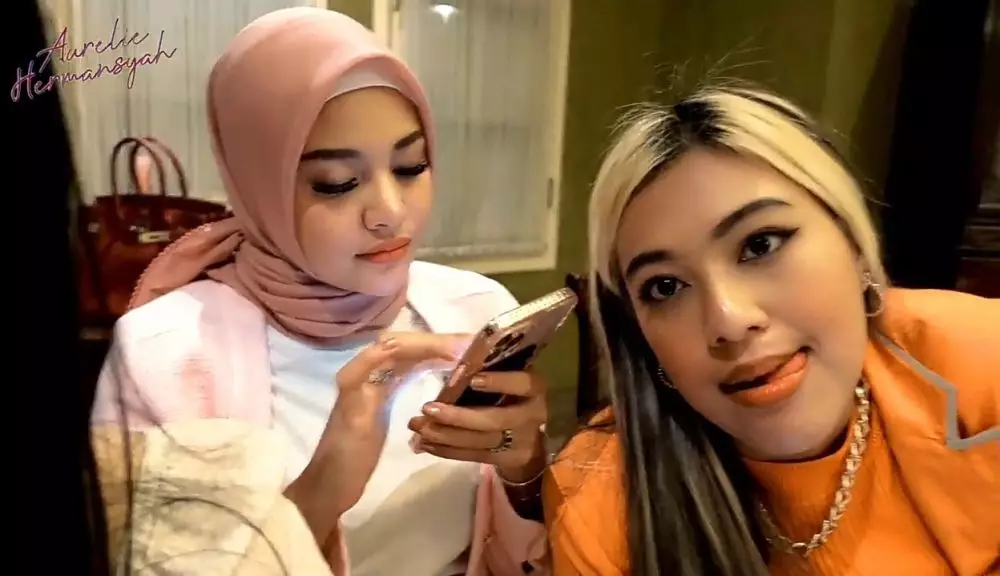 Aurel buka bersama dengan teman SMA © 2021 brilio.net YouTube Aurel buka bersama dengan teman SMA © 2021 brilio.net YouTube