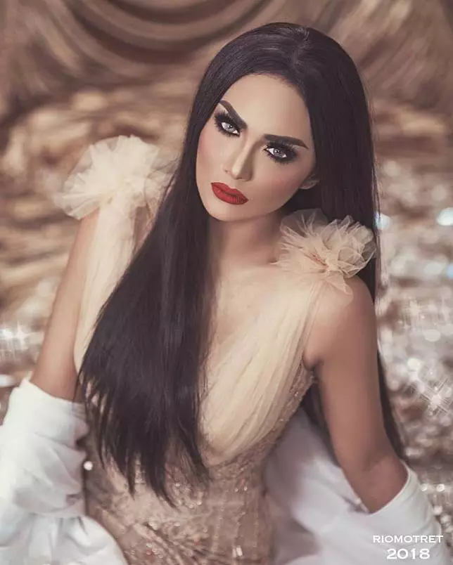 Krisdayanti makeup gothic © 2021 brilio.net