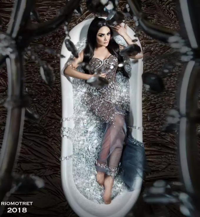 Krisdayanti makeup gothic © 2021 brilio.net