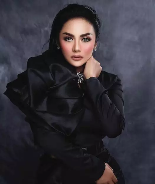 Krisdayanti makeup gothic © 2021 brilio.net