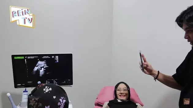 Momen Dinda Hauw cek kandungan © YouTube