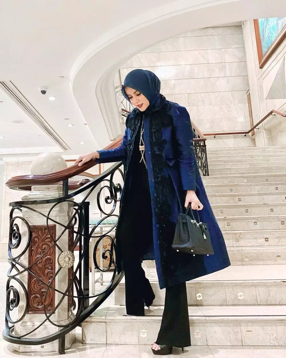 Gaya outfit hijab Olla Ramlan Instagram/@ollaramlanaufar Gaya outfit hijab Olla Ramlan Instagram/@ollaramlanaufar
