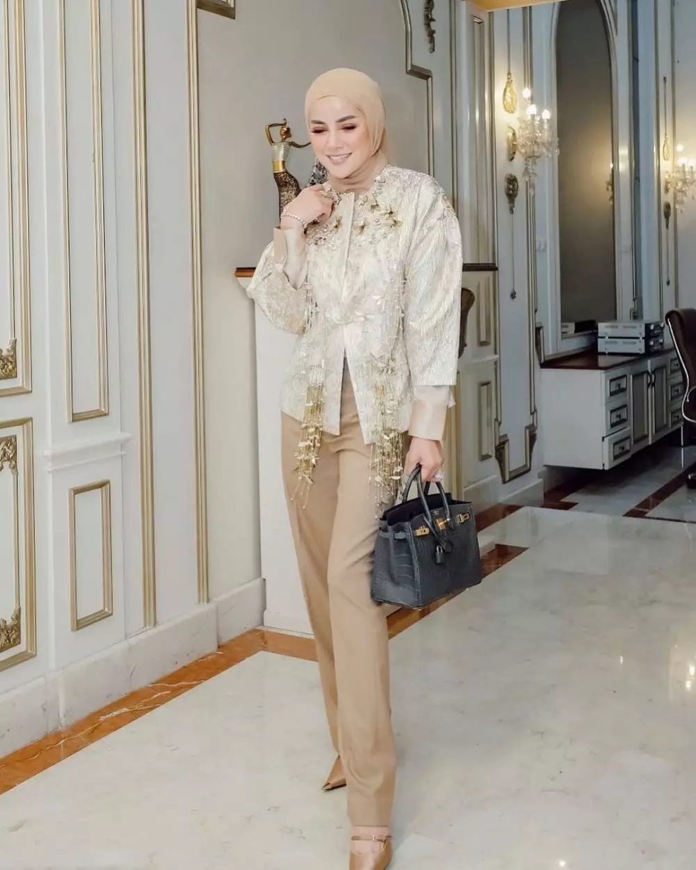 Gaya outfit hijab Olla Ramlan Instagram/@ollaramlanaufar Gaya outfit hijab Olla Ramlan Instagram/@ollaramlanaufar