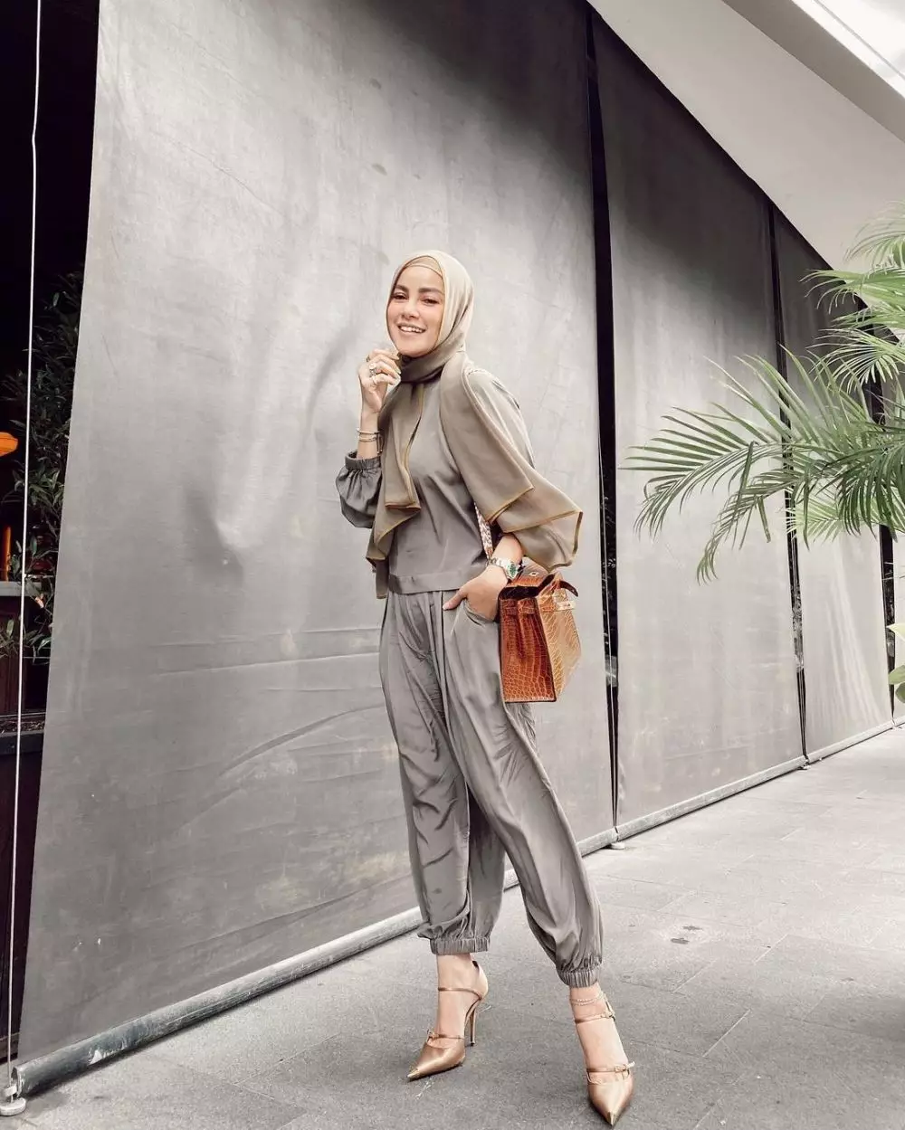 Gaya outfit hijab Olla Ramlan Instagram/@ollaramlanaufar Gaya outfit hijab Olla Ramlan Instagram/@ollaramlanaufar