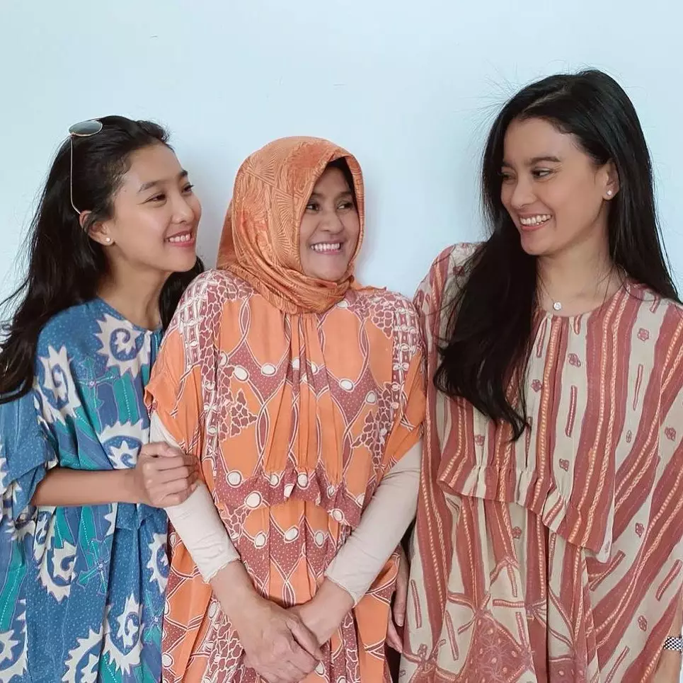 Beda gaya Marcella Zalianty dan Olivia Zalianty saat kenakan kaftan © 2021 brilio.net
