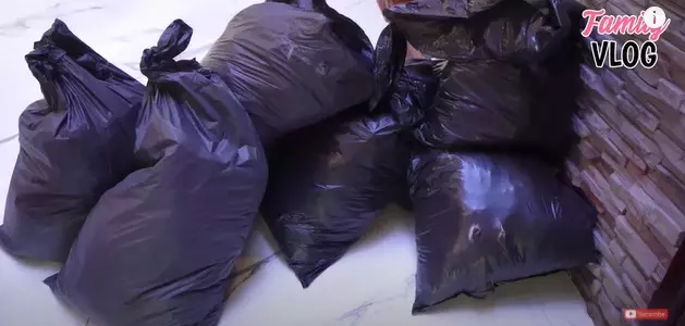 Momen Ussy Sulistiawaty bagi-bagi baju © YouTube/Ussy Andhika Official