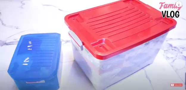 Momen Ussy Sulistiawaty bagi-bagi baju © YouTube/Ussy Andhika Official