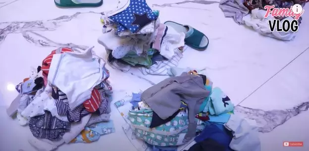 Momen Ussy Sulistiawaty bagi-bagi baju © YouTube/Ussy Andhika Official