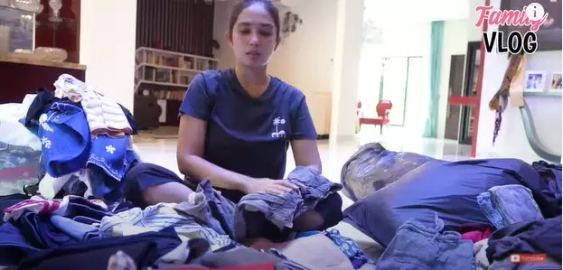 Momen Ussy Sulistiawaty bagi-bagi baju © YouTube/Ussy Andhika Official