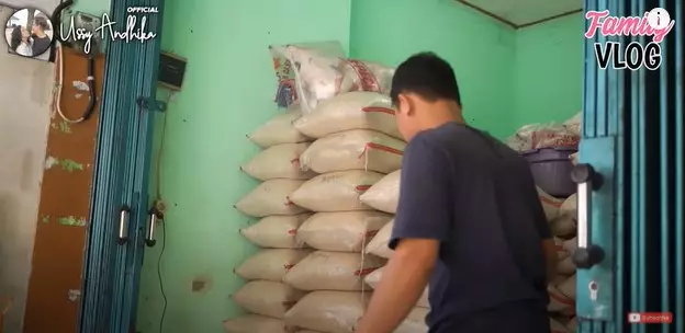 Momen Ussy Sulistiawaty bagi-bagi baju © YouTube/Ussy Andhika Official