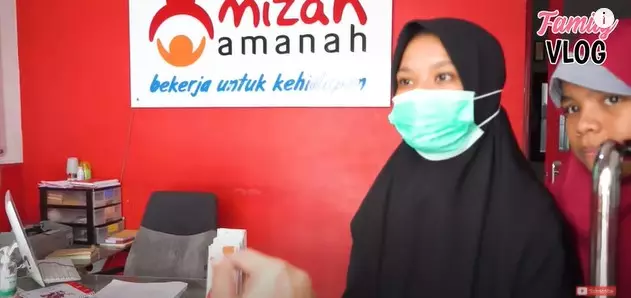 Momen Ussy Sulistiawaty bagi-bagi baju © YouTube/Ussy Andhika Official