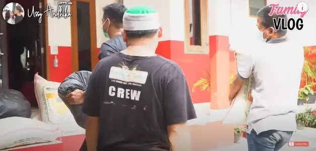 Momen Ussy Sulistiawaty bagi-bagi baju © YouTube/Ussy Andhika Official