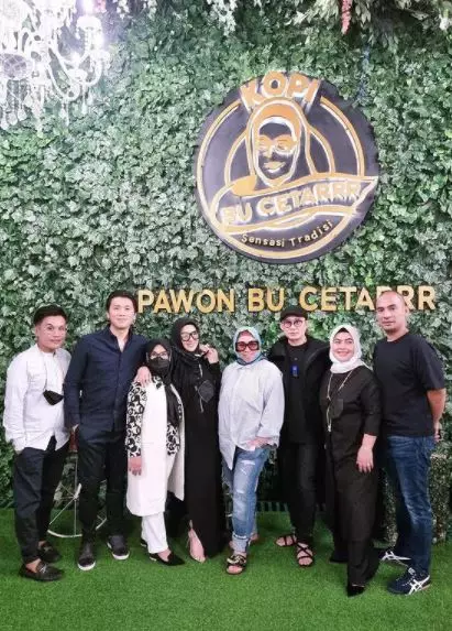 syahrini hijab hitam Berbagai sumber