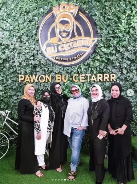 syahrini hijab hitam Berbagai sumber