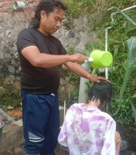 suami setia pada istri Berbagai sumber