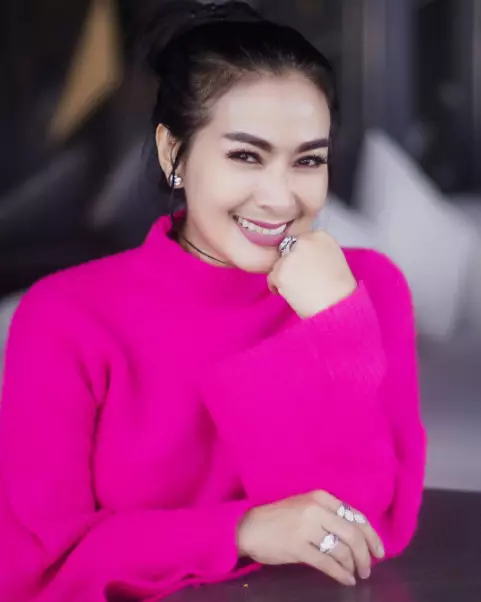 Transformasi gaya Iis Dahlia Berbagai sumber Transformasi gaya Iis Dahlia Berbagai sumber