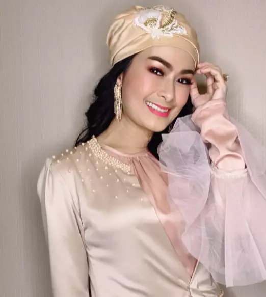 Transformasi gaya Iis Dahlia Berbagai sumber Transformasi gaya Iis Dahlia Berbagai sumber