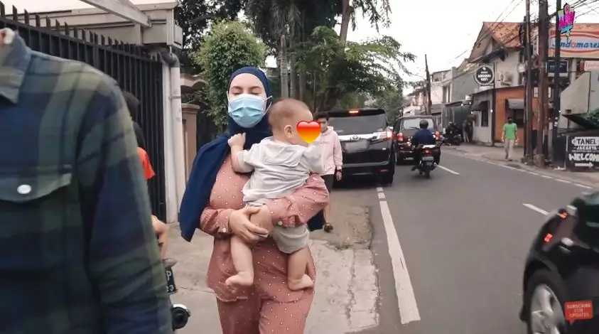 momen irish bella ngabuburit ajak baby air © YouTube