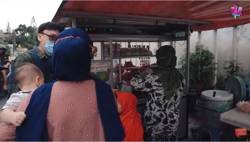 momen irish bella ngabuburit ajak baby air © YouTube