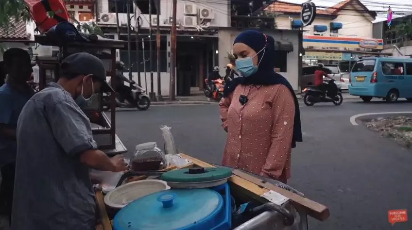 momen irish bella ngabuburit ajak baby air © YouTube