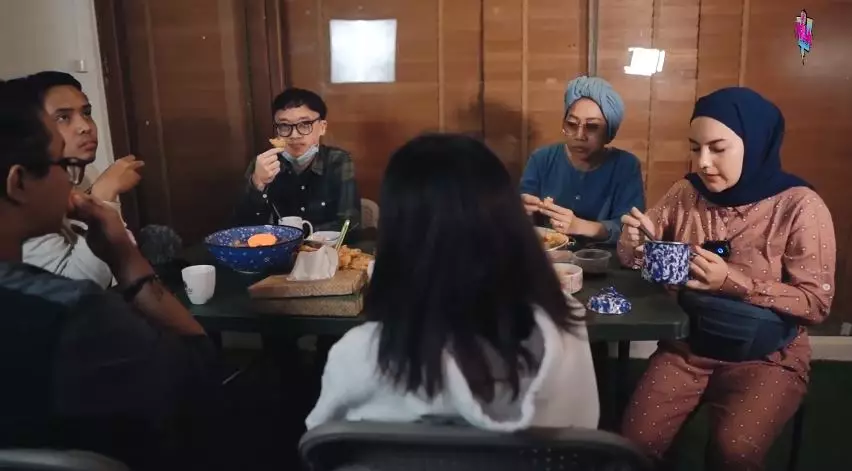 momen irish bella ngabuburit ajak baby air © YouTube