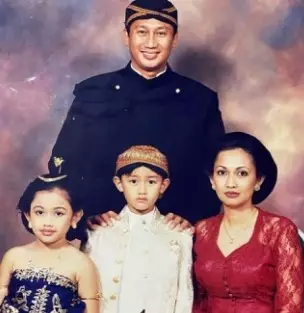 Potret lawas pesinetron dengan keluarga dari berbagai sumber