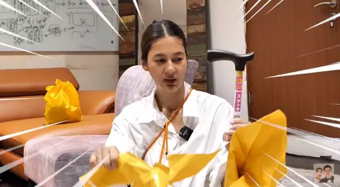 Paula buka kado ultah Baim Wong © 2021 brilio.net