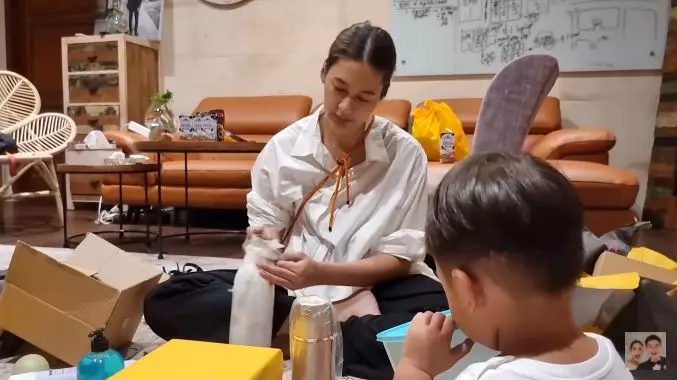 Paula buka kado ultah Baim Wong © 2021 brilio.net