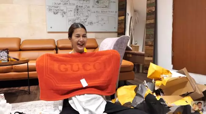 Paula buka kado ultah Baim Wong © 2021 brilio.net