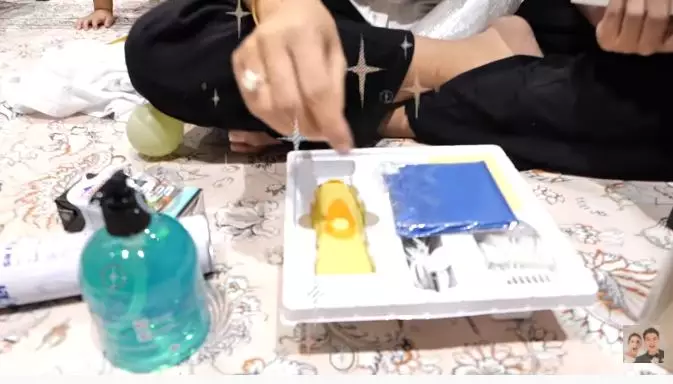 Paula buka kado ultah Baim Wong © 2021 brilio.net