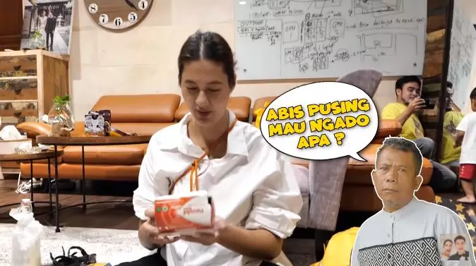 Paula buka kado ultah Baim Wong © 2021 brilio.net