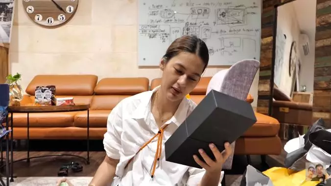 Paula buka kado ultah Baim Wong © 2021 brilio.net