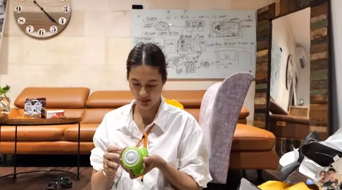 Paula buka kado ultah Baim Wong © 2021 brilio.net