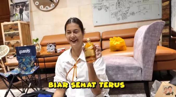 Paula buka kado ultah Baim Wong © 2021 brilio.net