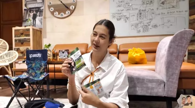 Paula buka kado ultah Baim Wong © 2021 brilio.net