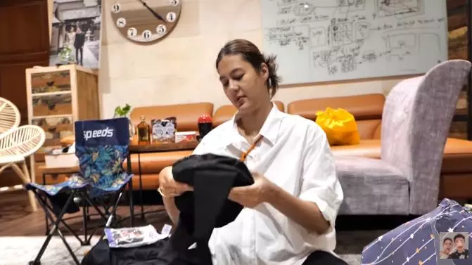 Paula buka kado ultah Baim Wong © 2021 brilio.net