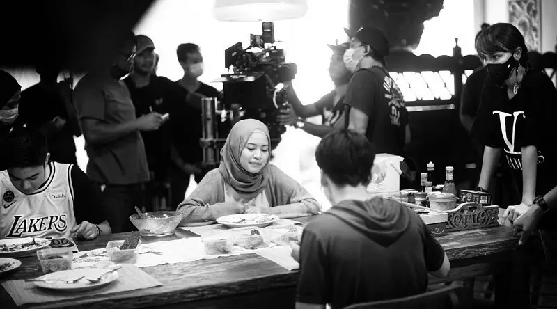 Luna Maya sutradarai Ustad Milenial © 2021 brilio.net Luna Maya sutradarai Ustad Milenial © 2021 brilio.net