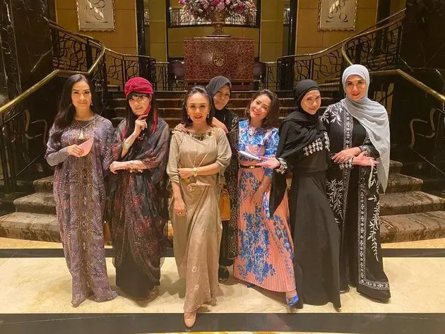 iis dahlian buka bersam geng Berbagai sumber