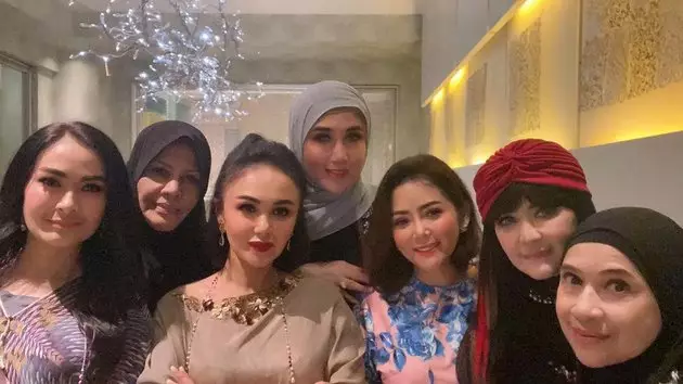 iis dahlian buka bersam geng Berbagai sumber