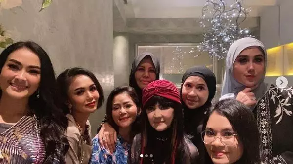 iis dahlian buka bersam geng Berbagai sumber