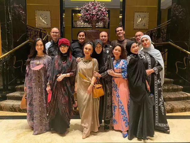 iis dahlian buka bersam geng Berbagai sumber