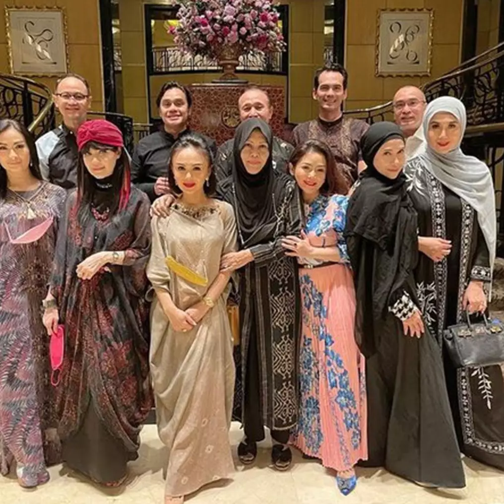 8 Potret Iis Dahlia buka bersama Geng Mama Hits, memesona maksimal