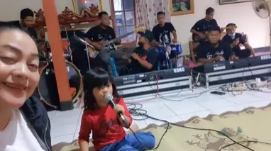 momen mengenang meninggalnya Didi Kempot © 2021 brilio.net momen mengenang meninggalnya Didi Kempot © 2021 brilio.net