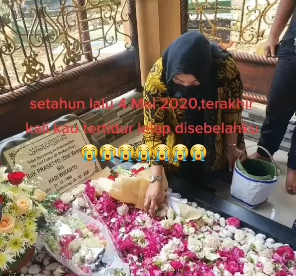 momen mengenang meninggalnya Didi Kempot © 2021 brilio.net momen mengenang meninggalnya Didi Kempot © 2021 brilio.net