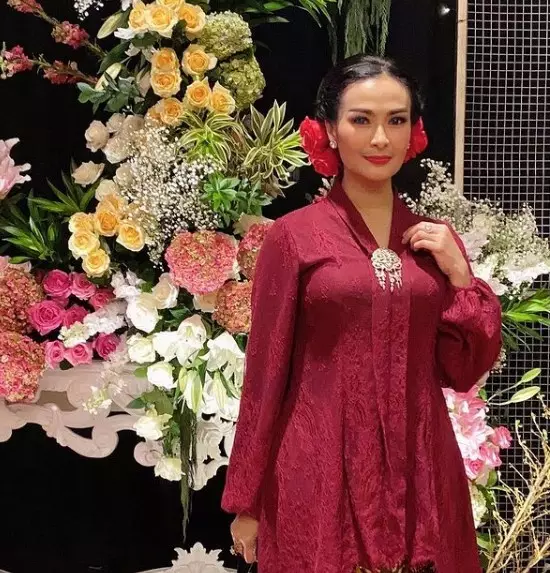 Potret Iis Dahlia kenakan kebaya Instagram/@isdadahlia