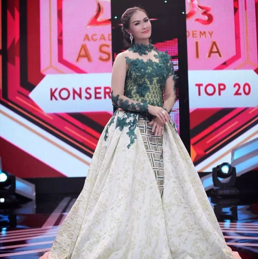 Potret Iis Dahlia kenakan kebaya Instagram/@isdadahlia